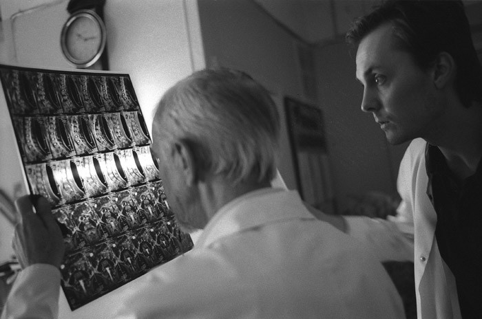 В обход. Каждое утро заведующий клиникой детской нейрохирургии профессор Юрий Орлов (слева) совершает обход, проверяя состояние больных